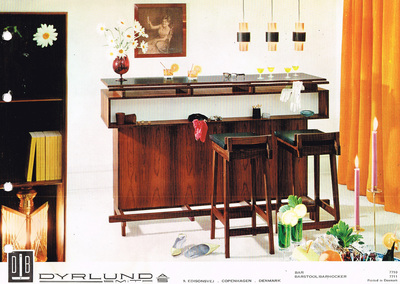 Dyrlund bar 7710, 1968-1970, designed by Knud Bent. Shown with 7711 barstool / barhocker. Bangkok teak or rio rosewood with linoleum top. Bangkok teak oder rio palisander platte oben mit linoleum.